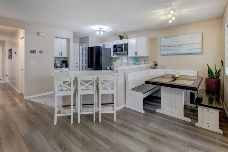 175 Royal Oak Gardens NW, Royal Oak — interior photo 5