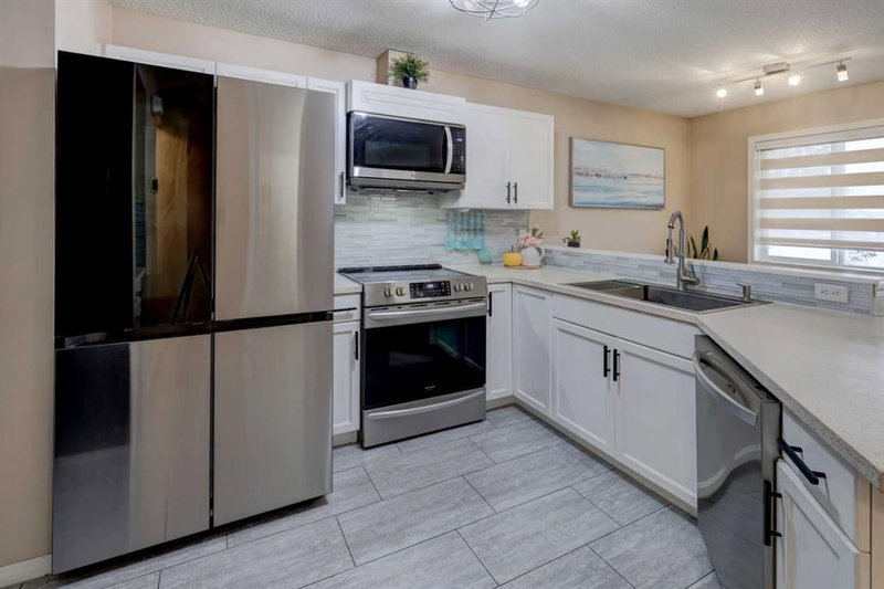 175 Royal Oak Gardens NW, Royal Oak — interior photo 7