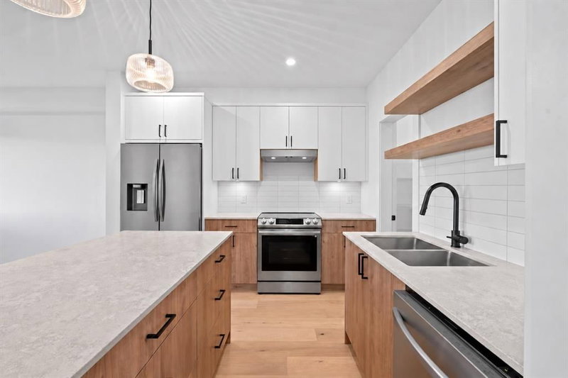 4 Strathmore Lakes Point