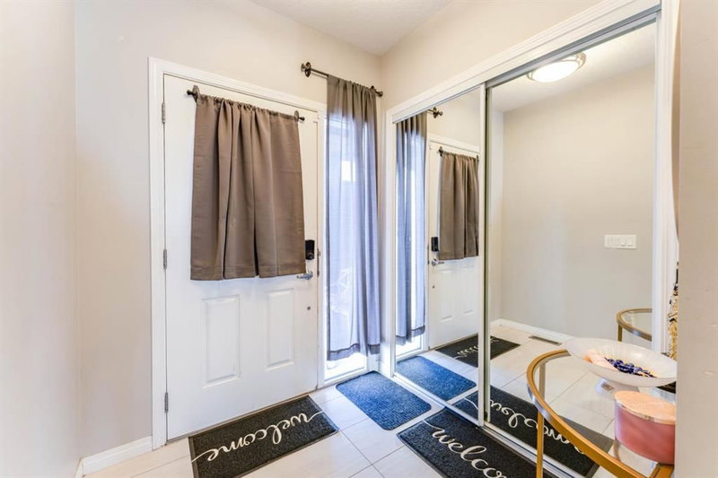 230 Hillcrest Square SW, Hillcrest — interior photo 5