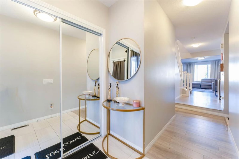 230 Hillcrest Square SW, Hillcrest — interior photo 6