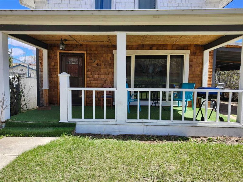 274 3 Street W