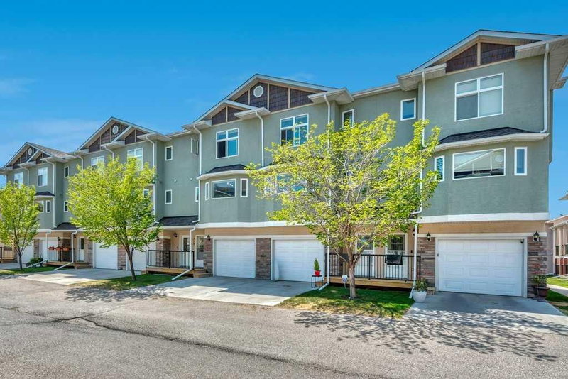 318 Strathcona Circle