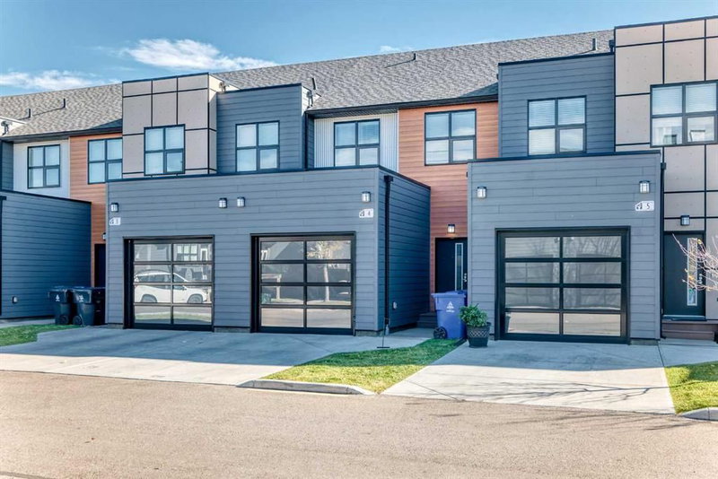 4 - 69 Aquitania Circle W