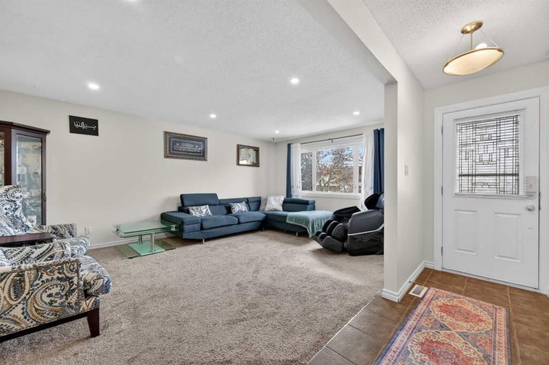5835 28 Avenue NE, Pineridge — interior photo 5