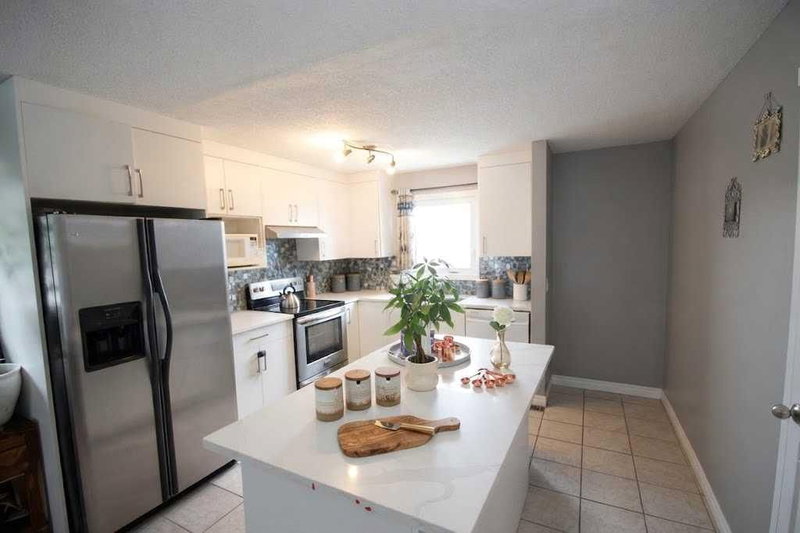379 Falmere Road NE, Falconridge — photo 2