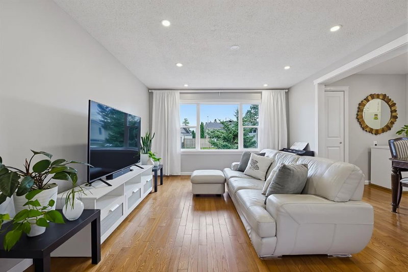 1303 Penedo Crescent SE, Penbrooke Meadows — interior photo