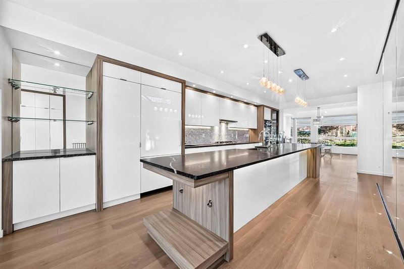 1743 8 Avenue NW