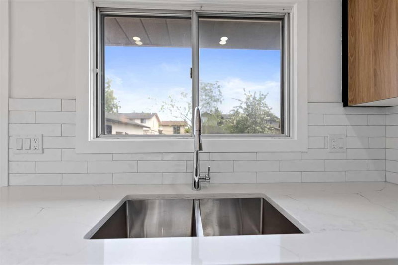 276 Fallswater Road NE, Falconridge — interior photo 6