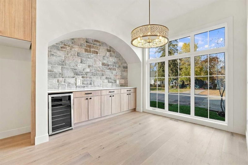 249 22 Avenue NE, Tuxedo Park — interior photo
