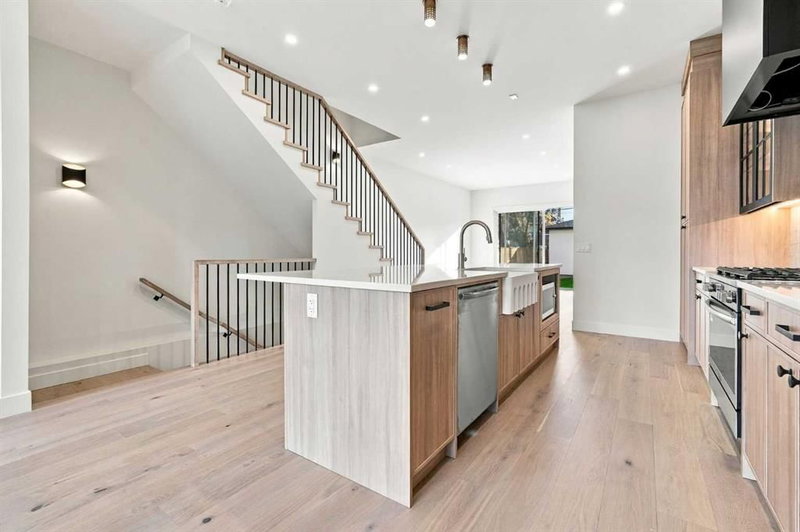 249 22 Avenue NE, Tuxedo Park — interior photo 6