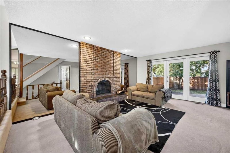 4015 45 Street SW, Glamorgan — interior photo