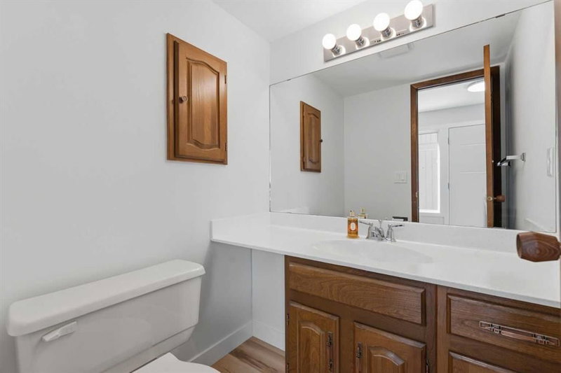 821, 860 Midridge Drive SE, Midnapore — interior photo 7