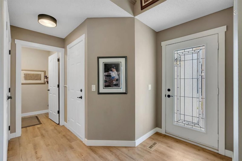 55 Douglas Woods Park SE, Douglasdale/Glen — interior photo 6
