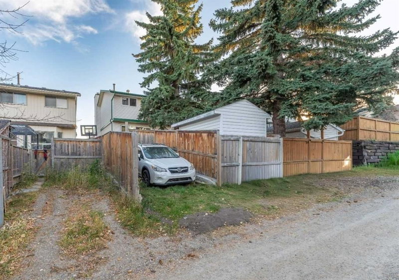 77 Strathcona Crescent SW