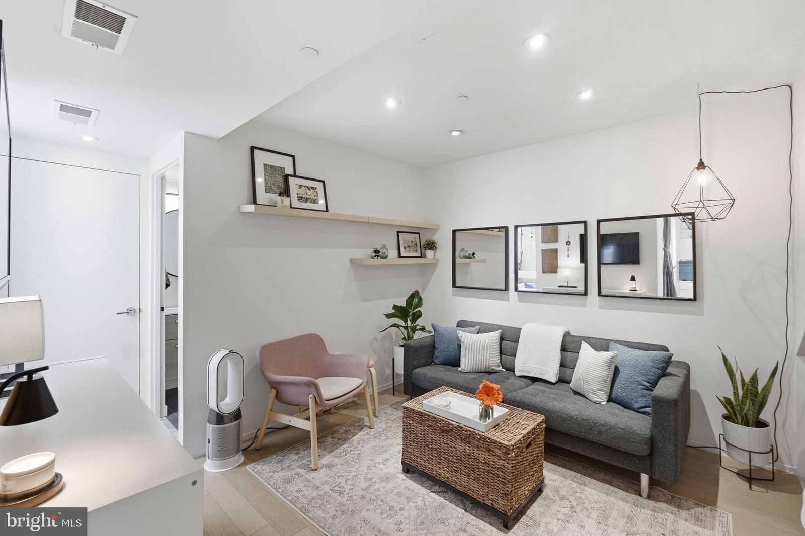 2424 17TH STREET NW #104 photograph