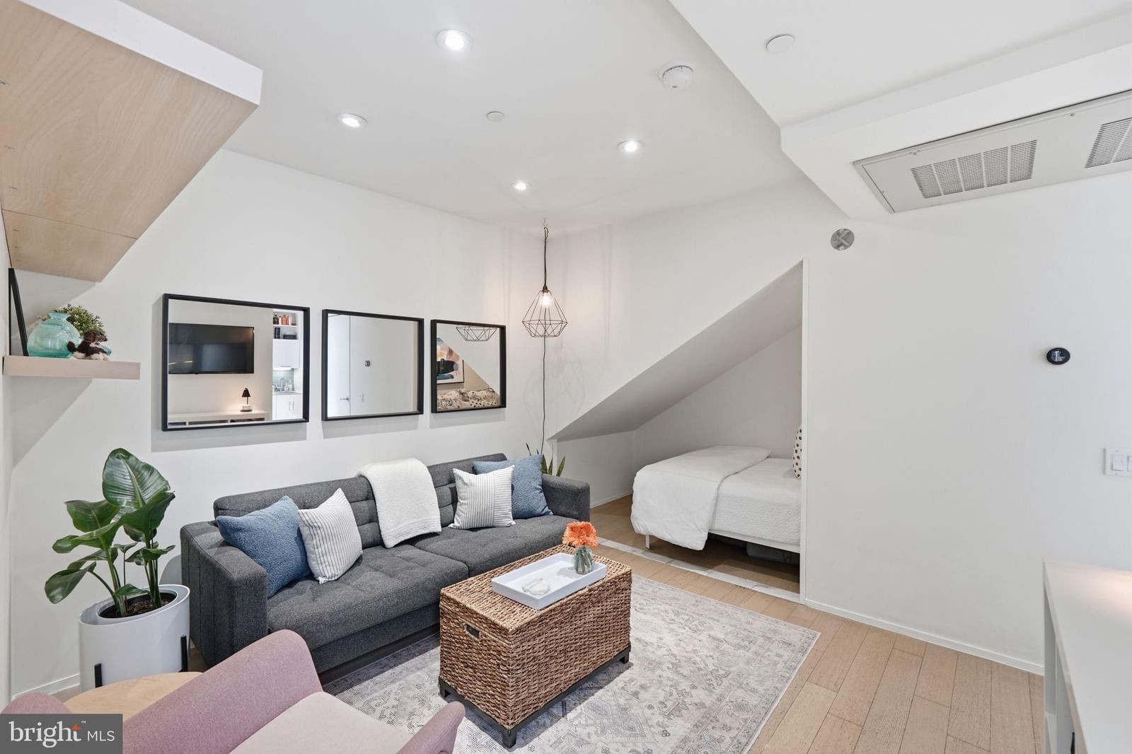2424 17TH STREET NW #104 photograph