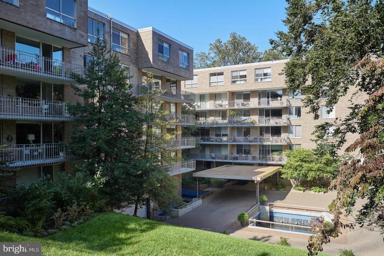 4100 CATHEDRAL AVENUE NW #820 photograph