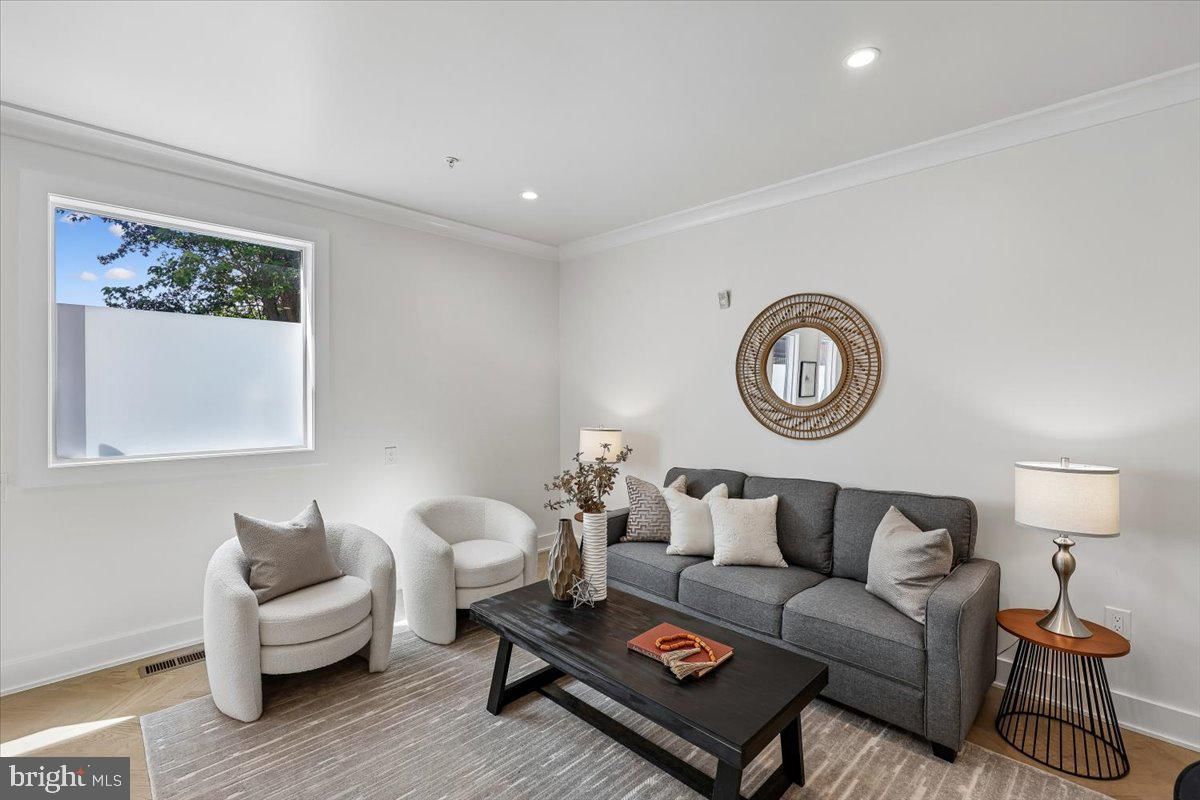 2429 ONTARIO ROAD NW #2 photograph
