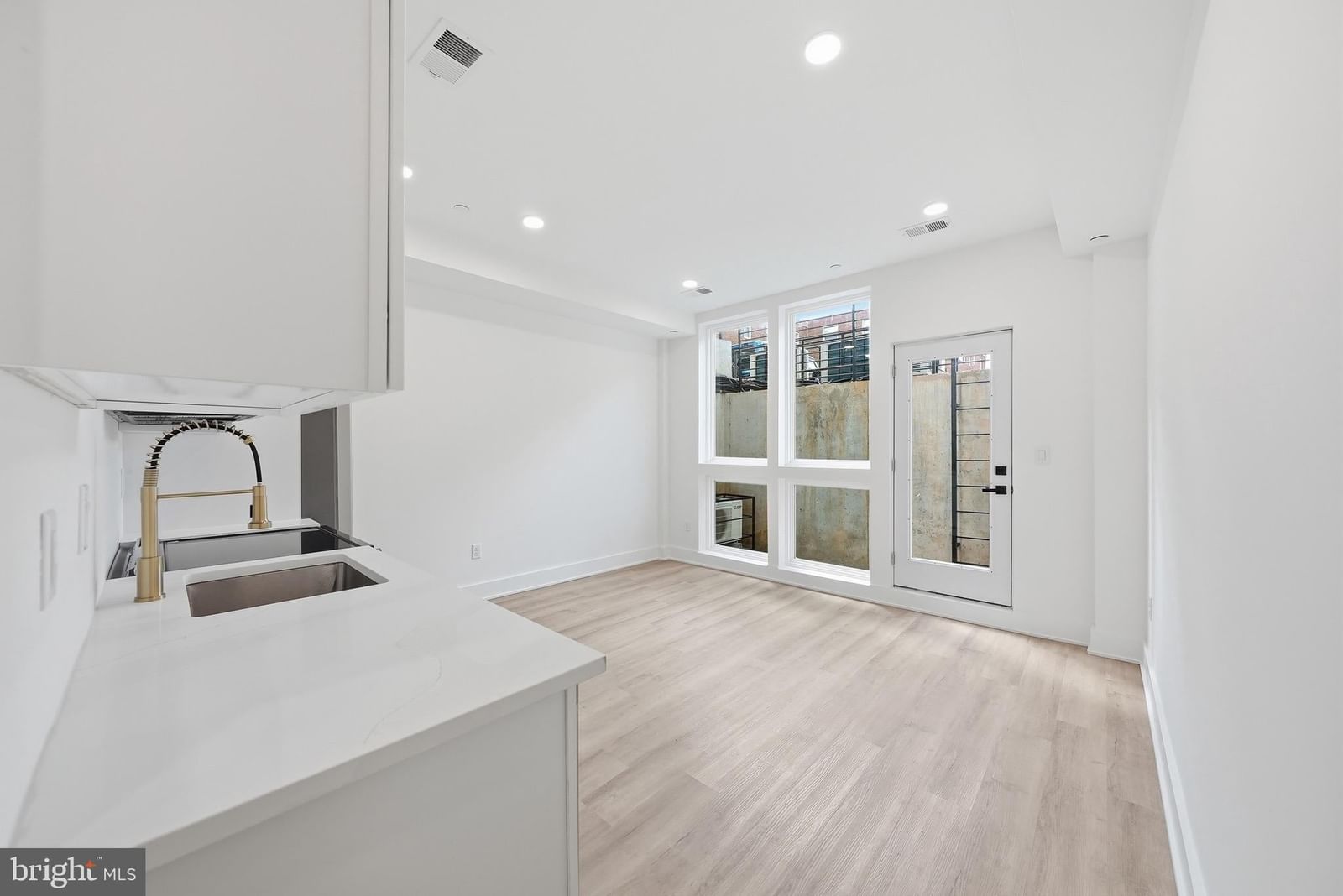 2105 M STREET NE #4 photograph