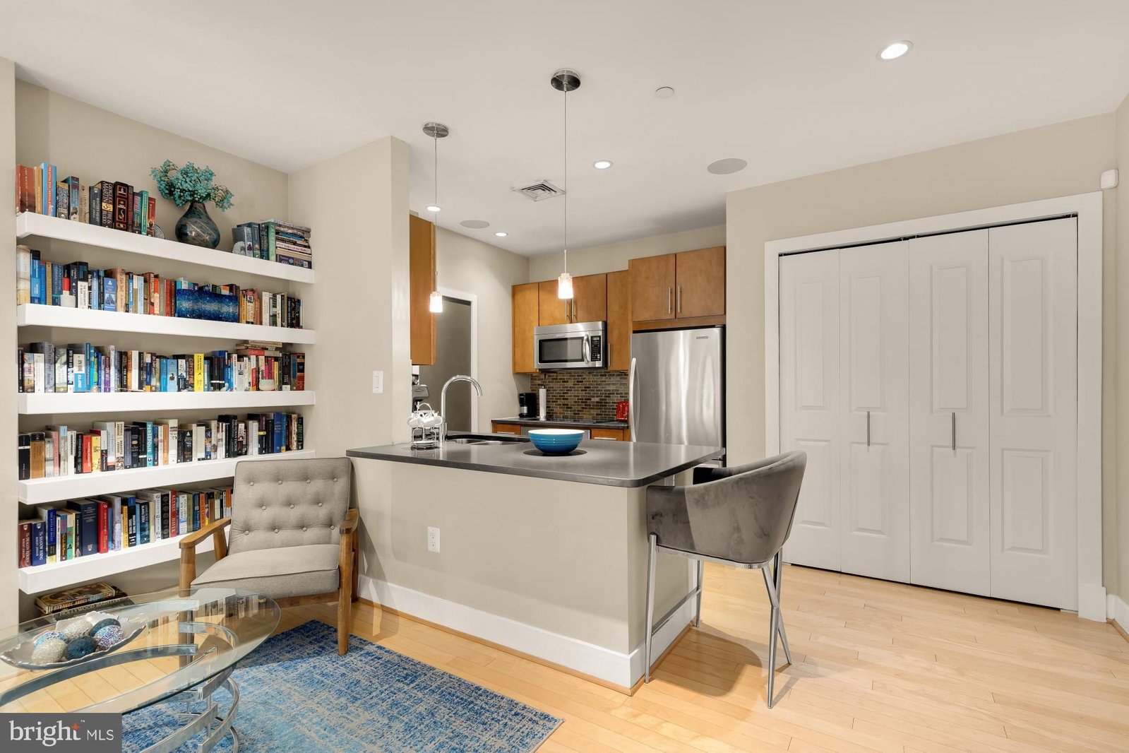 5201 WISCONSIN AVENUE NW #212 photograph