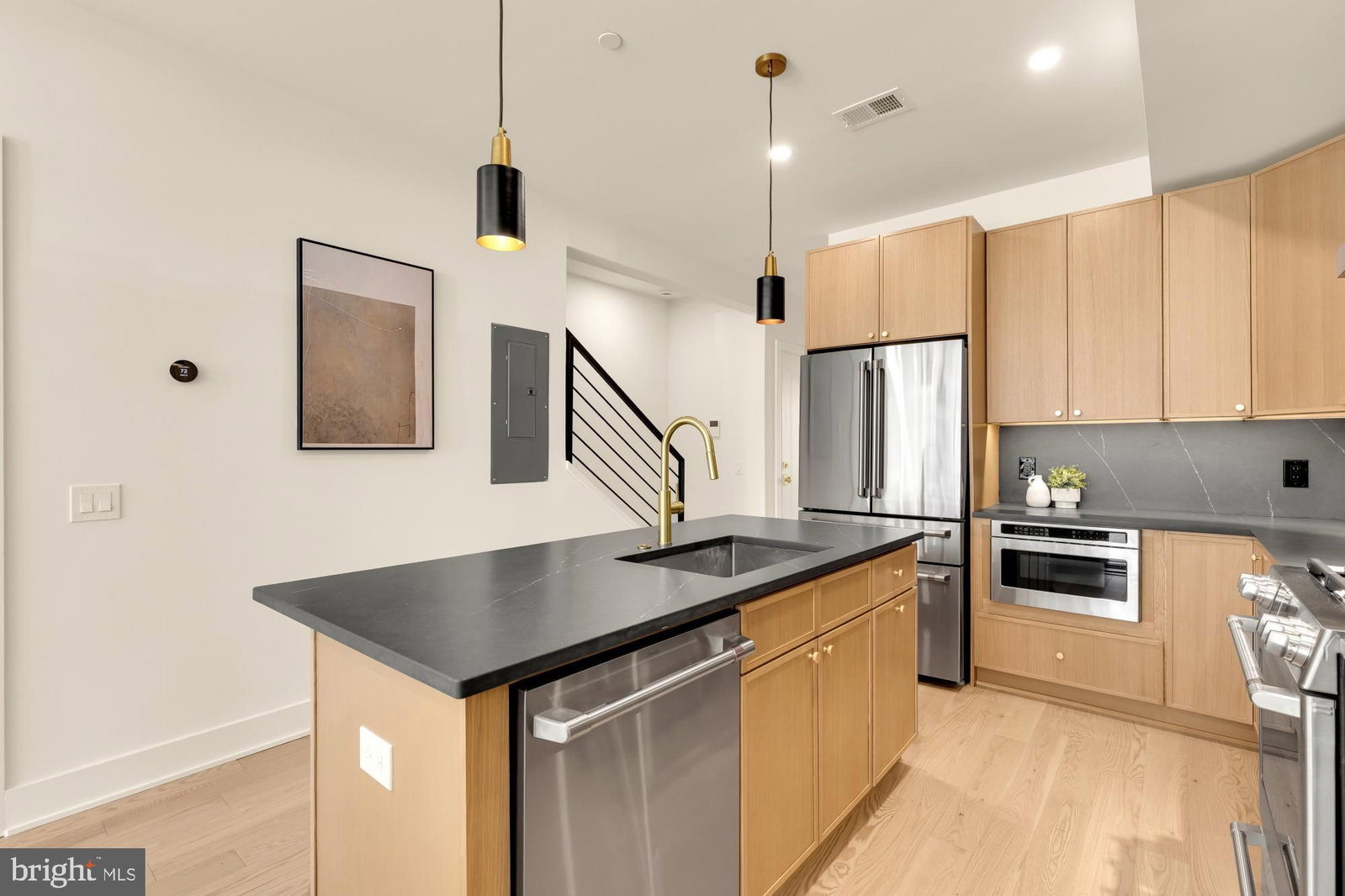 224 21ST ST NE #1 photograph
