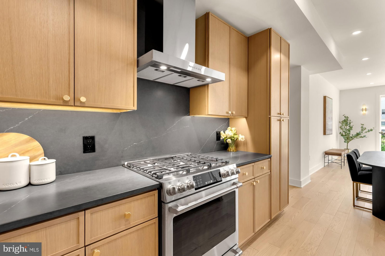 224 21ST ST NE #1 photograph