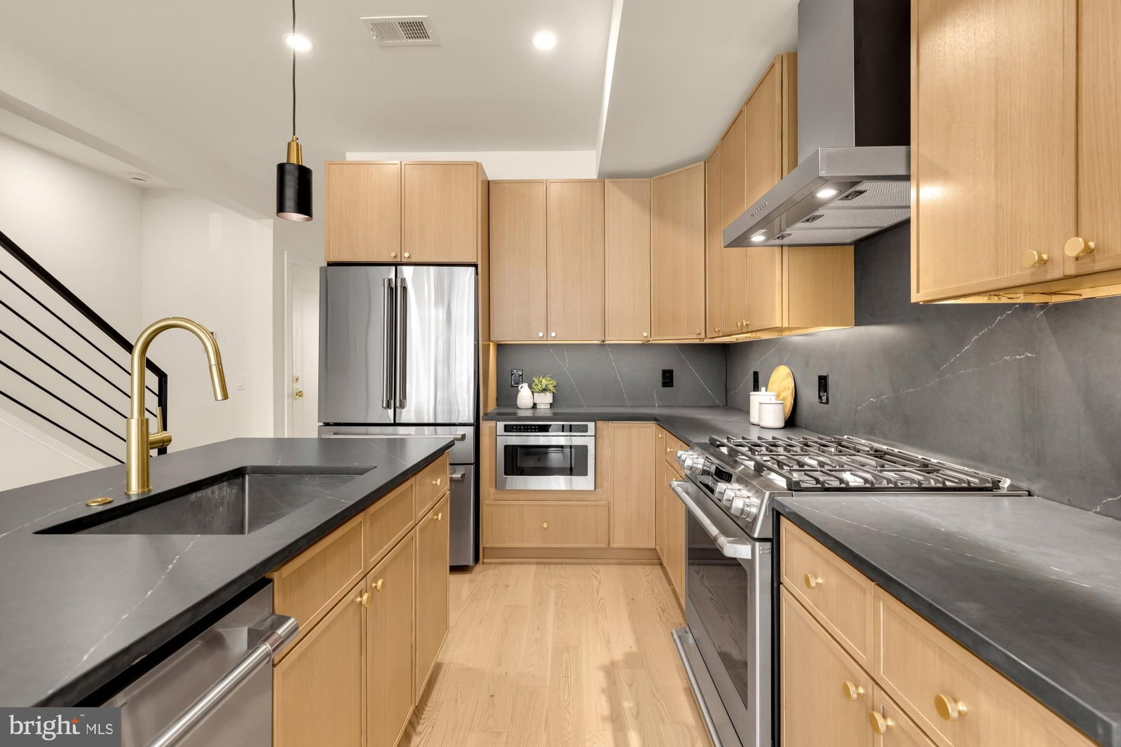 224 21ST ST NE #1 photograph