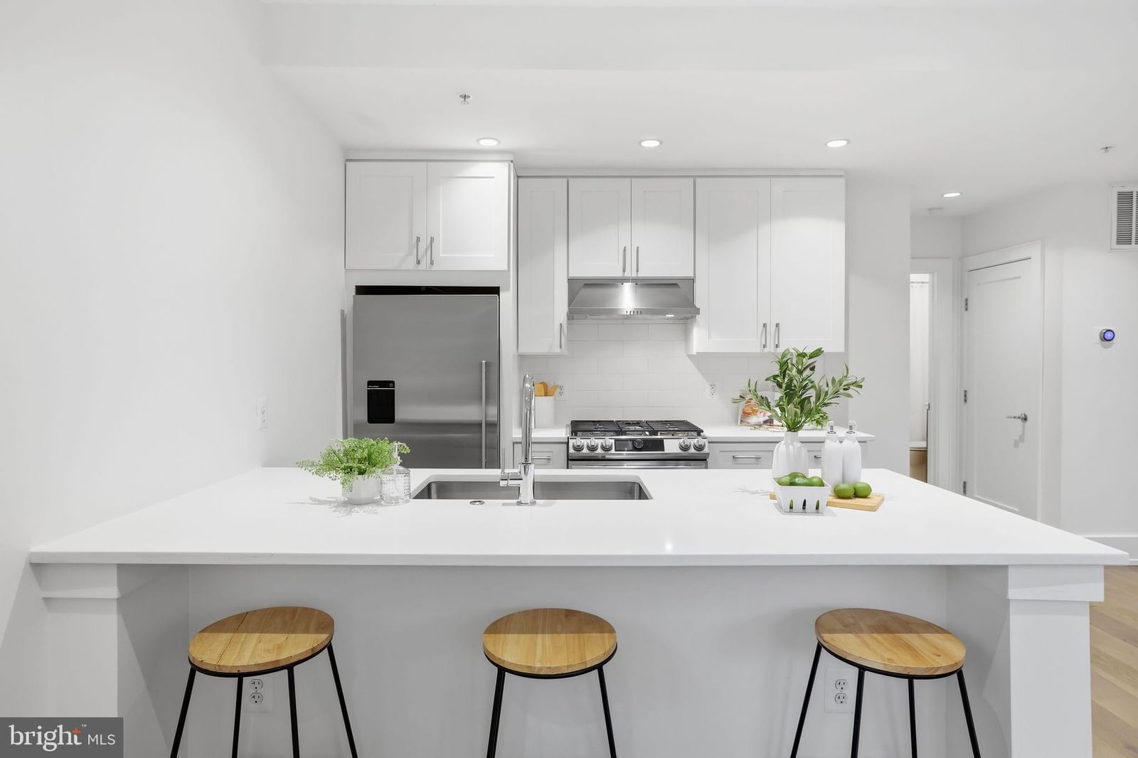 16 17TH STREET NE #121 photograph