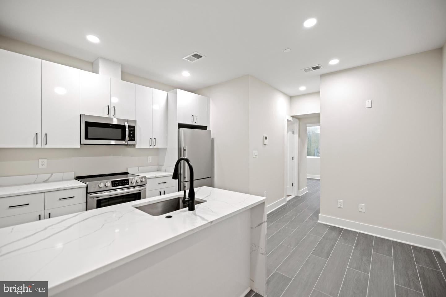 824 18TH STREET NE #002 photograph