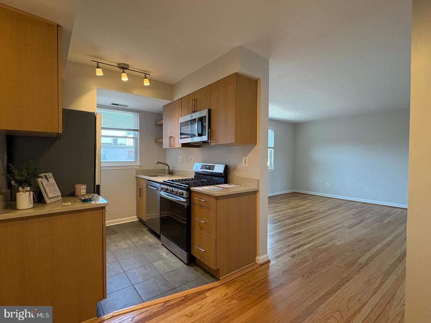 1627 MASSACHUSETTS AVENUE SE #302 photograph