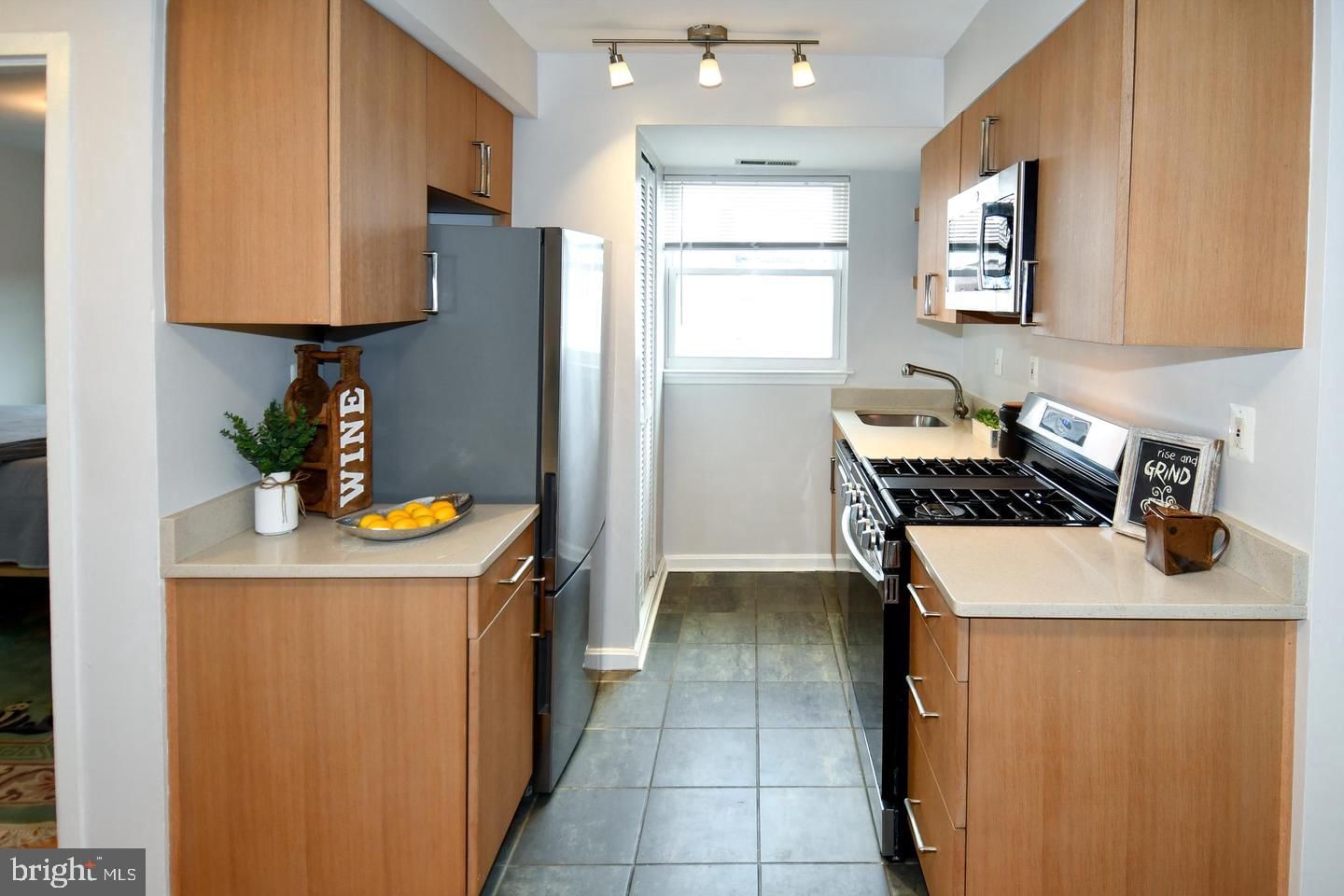 1627 MASSACHUSETTS AVENUE SE #302 photograph