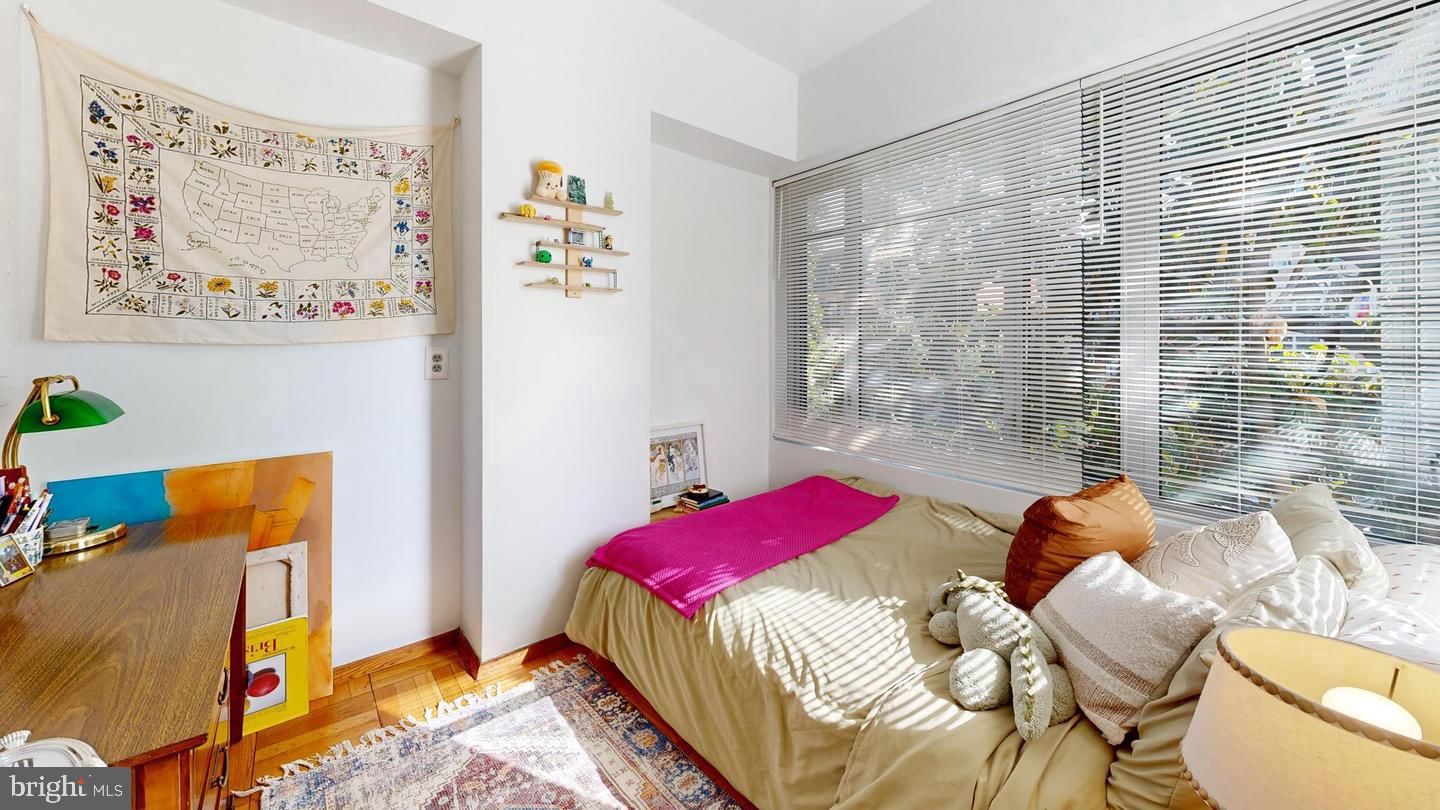 1711 MASSACHUSETTS AVENUE NW #301 photograph