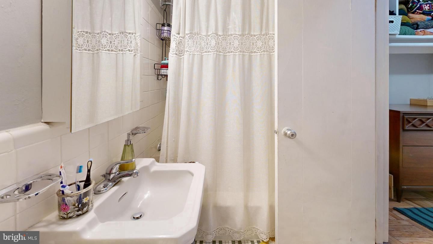 1711 MASSACHUSETTS AVENUE NW #301 photograph