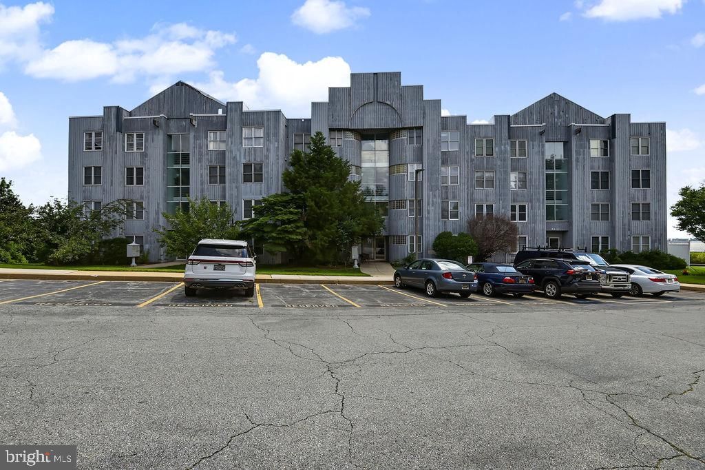 5215 LE PARC DRIVE #6 photograph