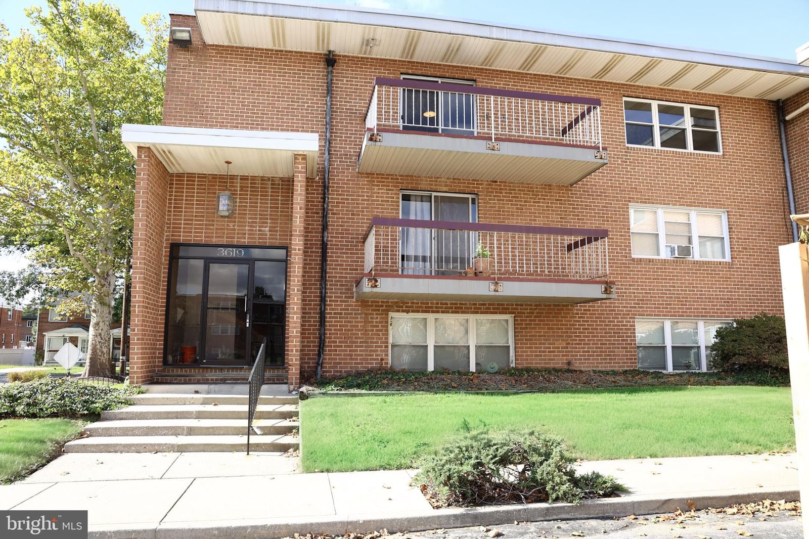 3619 GLENGYLE AVENUE #8C photograph
