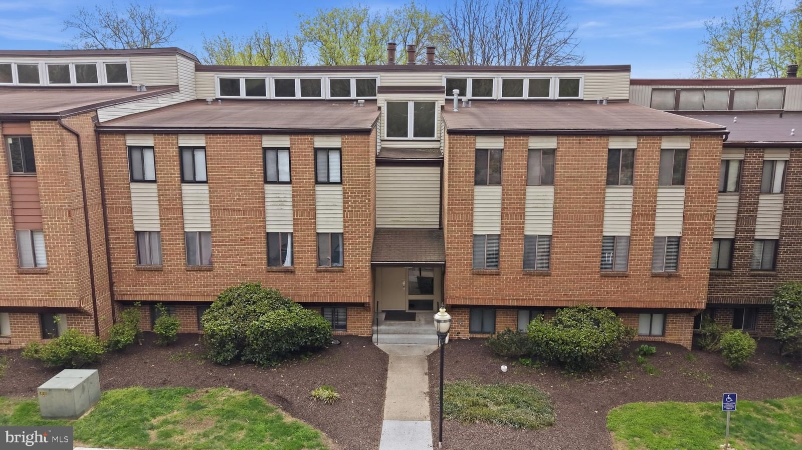 7 SUNTOP COURT #202 photograph