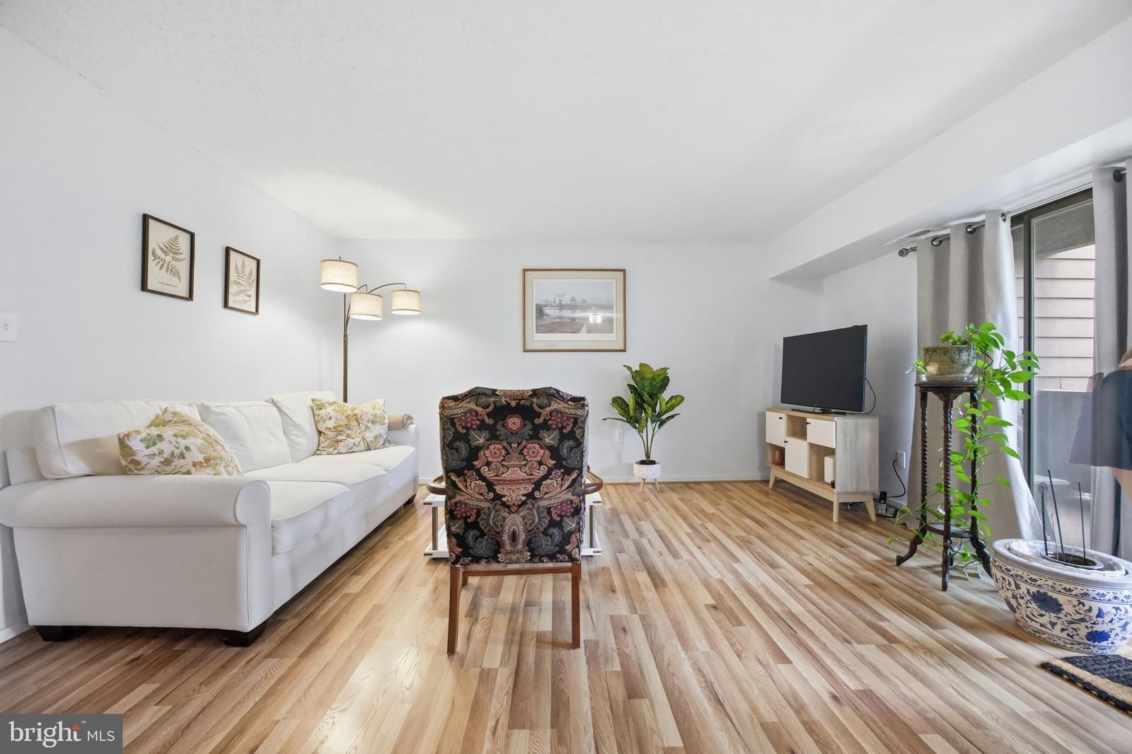7 SUNTOP COURT #202 photograph