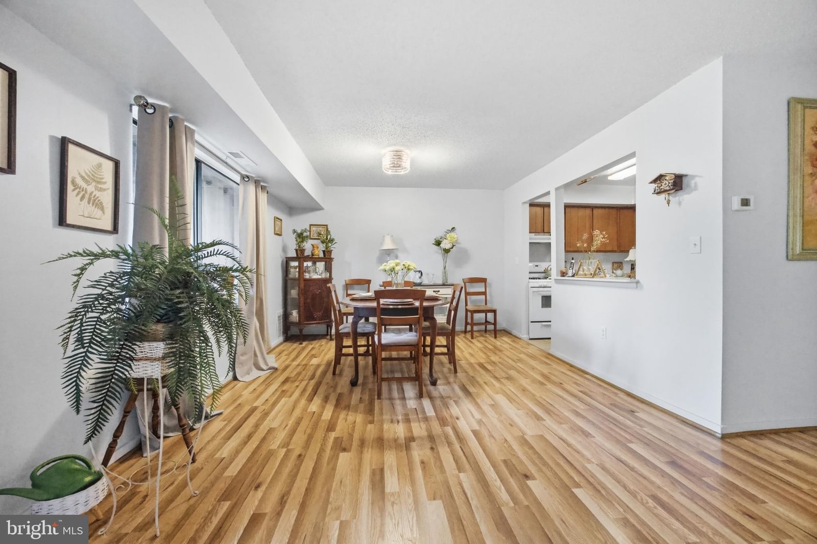 7 SUNTOP COURT #202 photograph