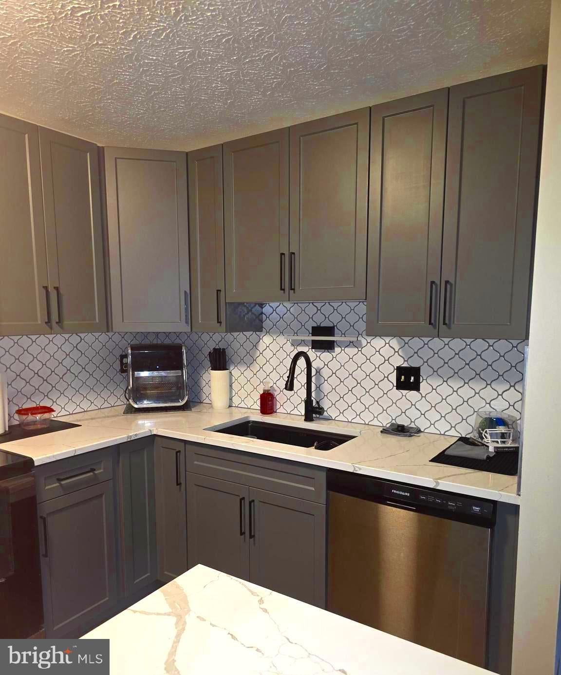 2106 WHITEHALL ROAD #1B photograph