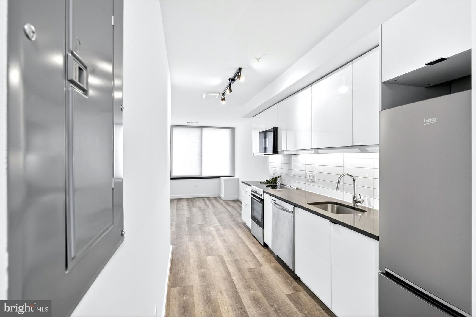 700 ROEDER ROAD #104 photograph