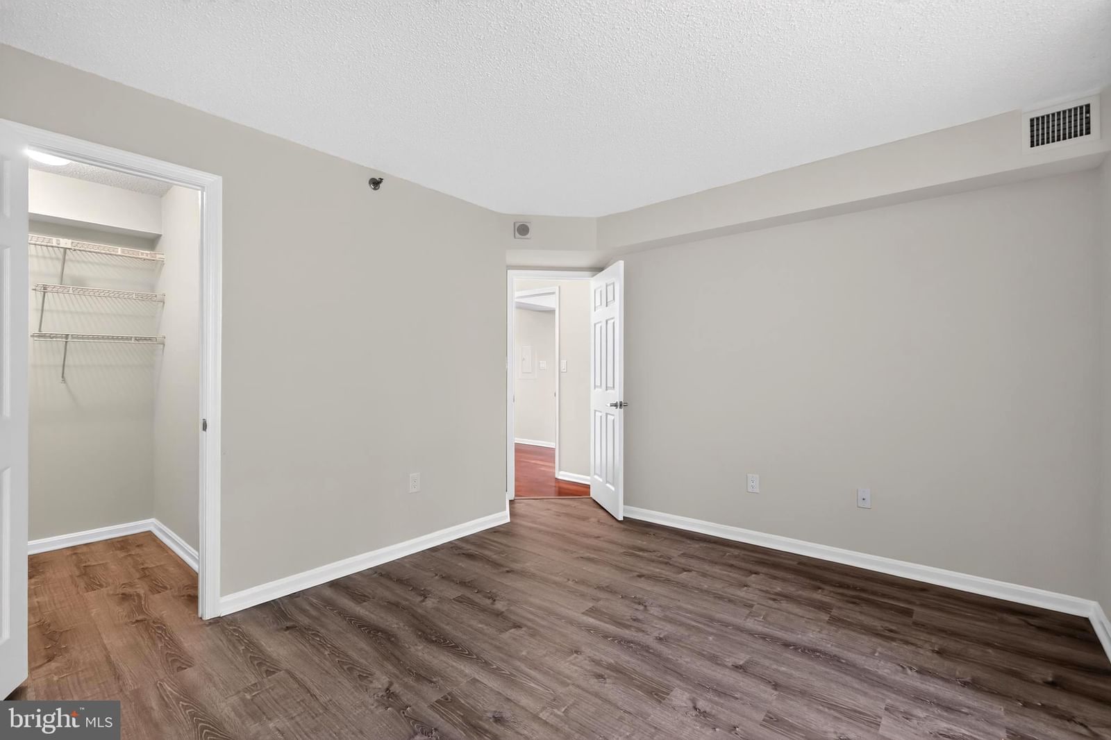 10101 GROSVENOR PLACE #305 photograph