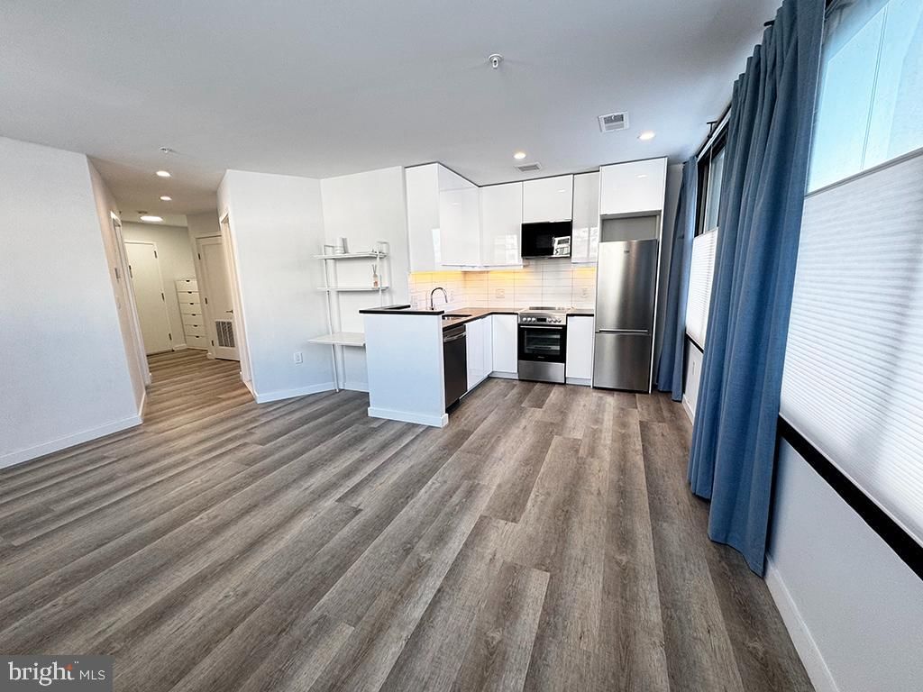 700 ROEDER ROAD #103 photograph