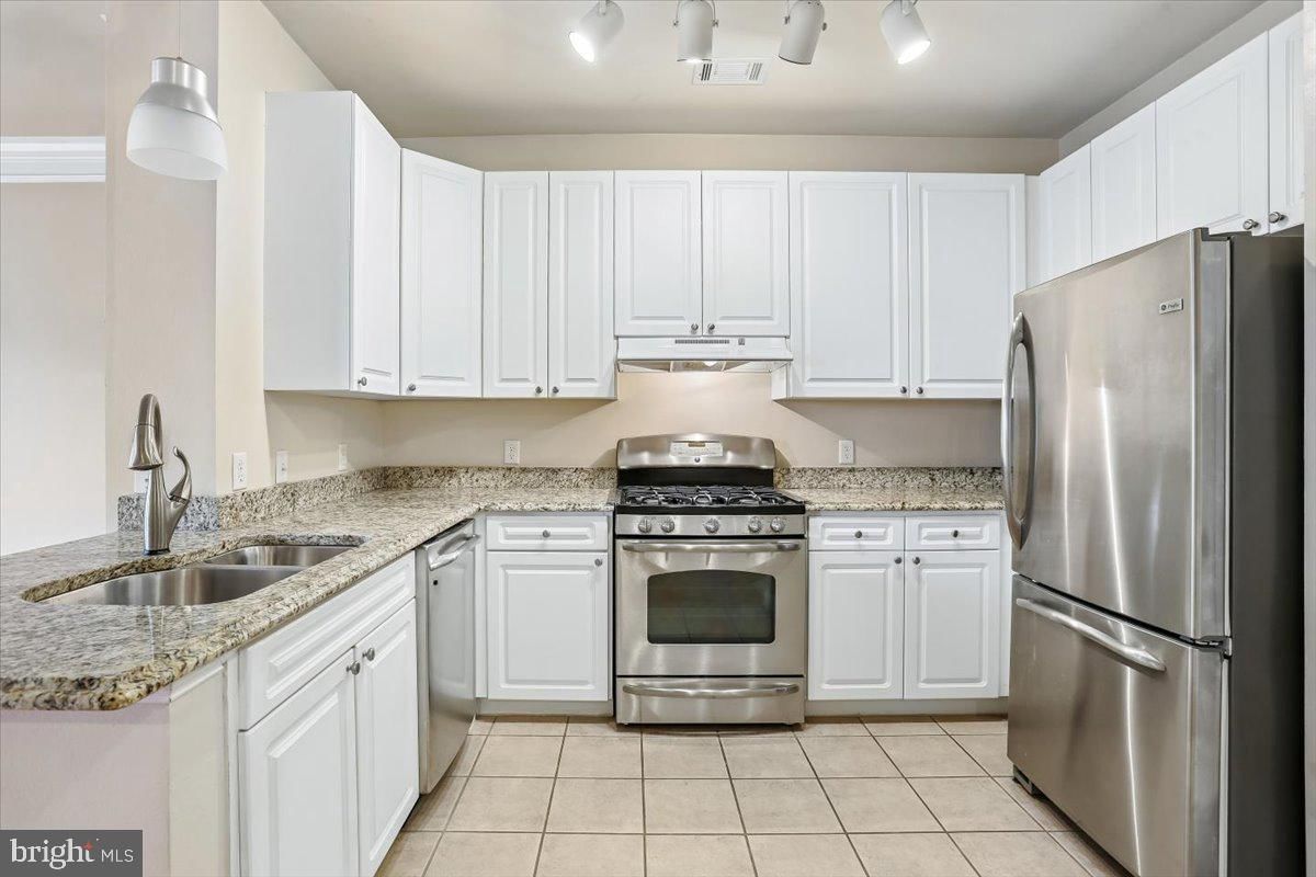 501 HUNGERFORD DRIVE #105 photograph