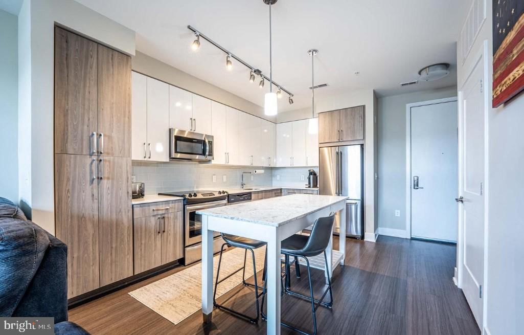 145 RIVERHAVEN DRIVE #433 photograph