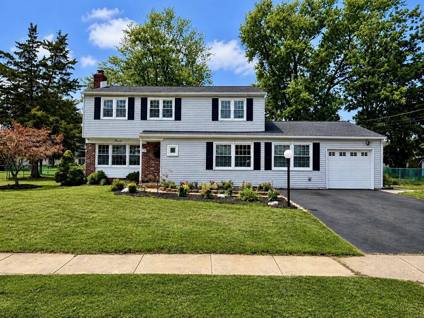 12 LONGWOOD DR, BURLINGTON 08016, NJ