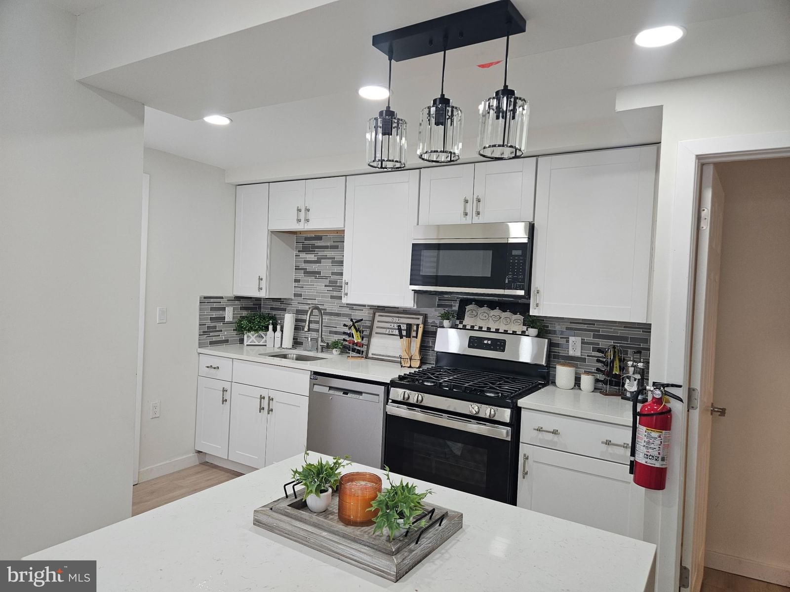 1404 ROANOKE RD, CAMDEN 08104, NJ