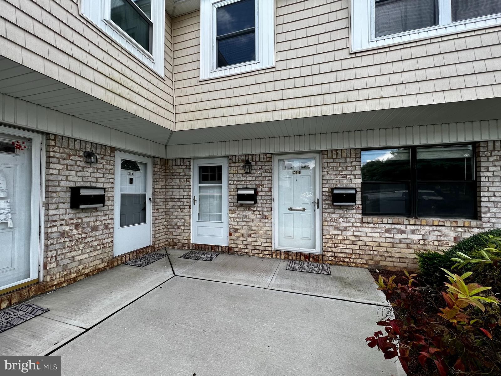 211 SILVER CT, HAMILTON 08690, NJ