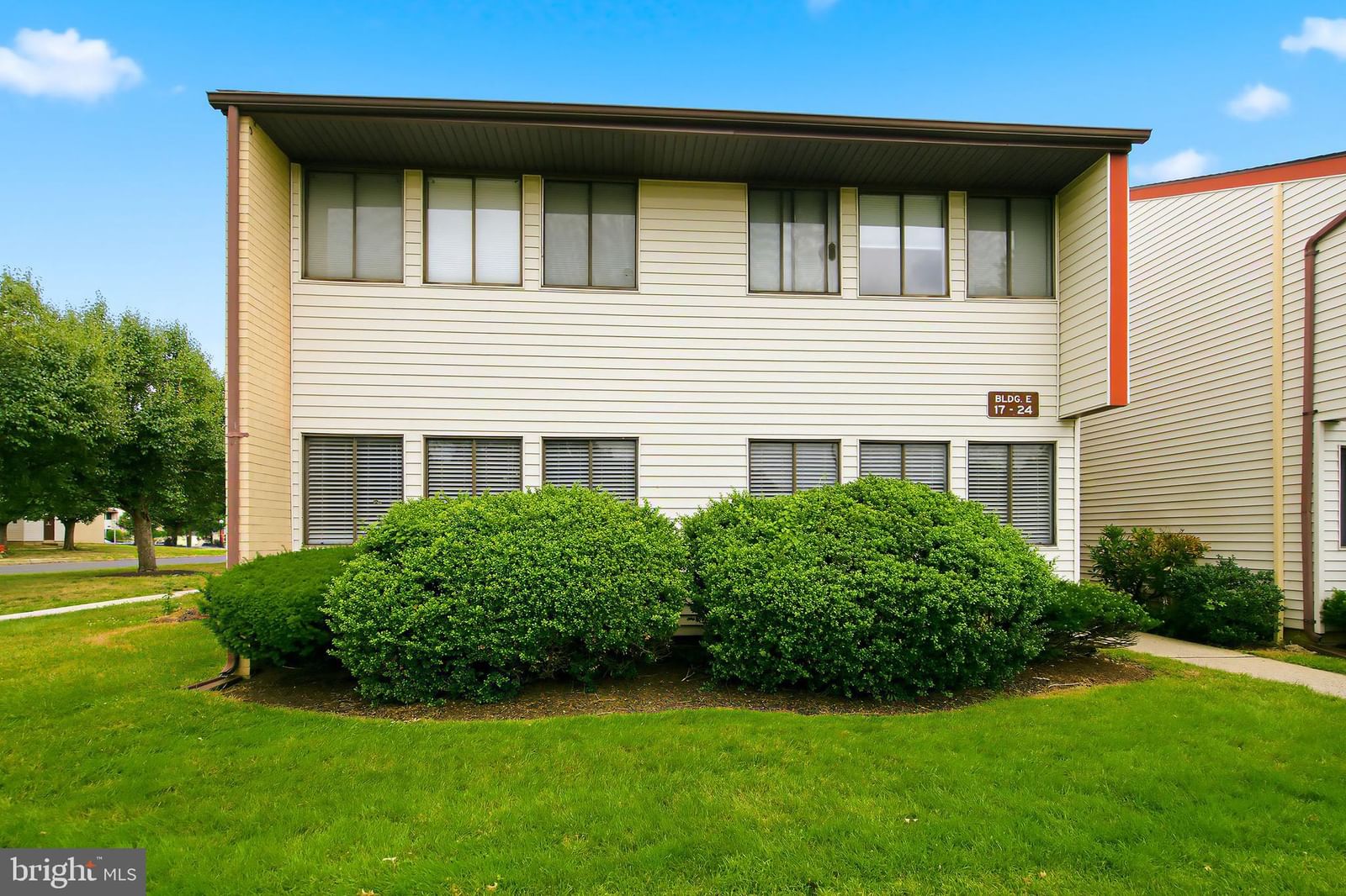 E21 AVON DRIVE DR photograph