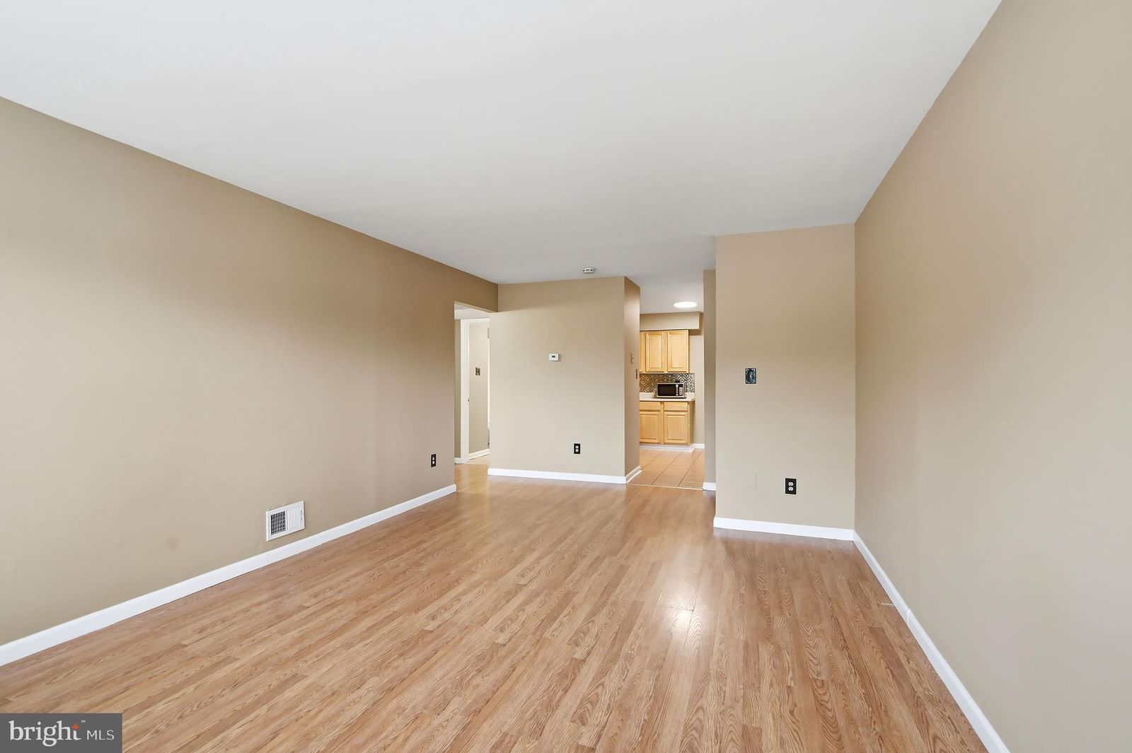 E21 AVON DRIVE DR photograph